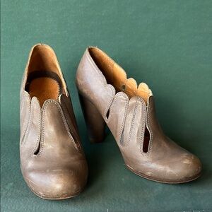 Chie Mihara Brown Leather Heels with Scalloped Elegance